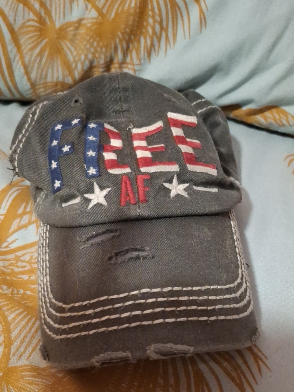 Distressed Gray 'FREE AF' Embroidered Baseball Cap - Gray